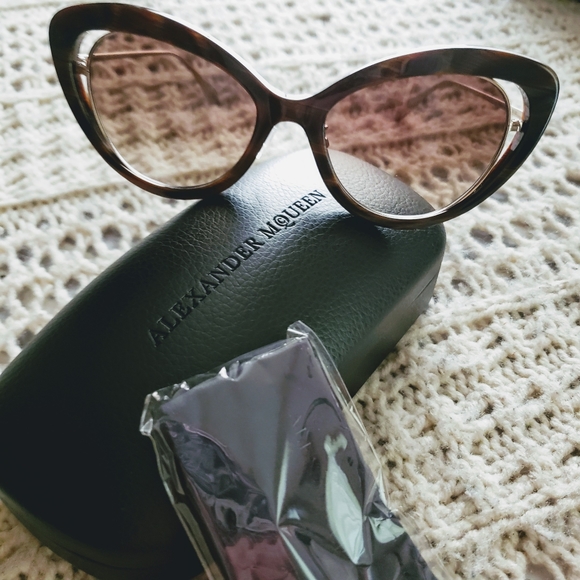 Alexander McQueen Accessories - 💞ALEXANDER MCQUEEN TORTOISE CAT EYE SUNGLASSES💞